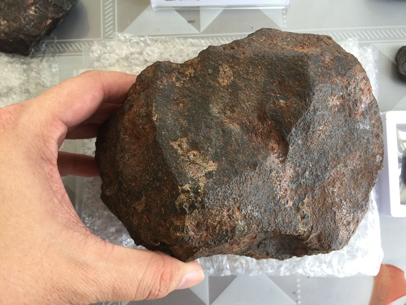 agoudal 摩洛哥陨石碎块是陨石在落地前,因高压原因爆炸形成的碎片