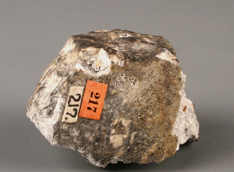 顽辉石无球粒陨石